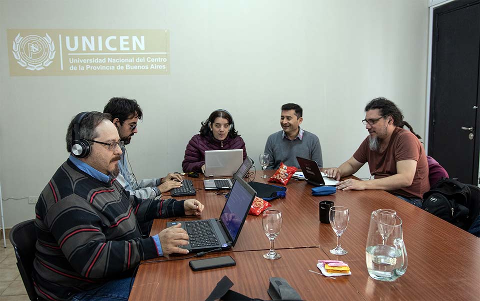 Se muestra una imagen de los participantes del curso. Son personas ciegas y con baja visión trabajando en sus computadoras. 
